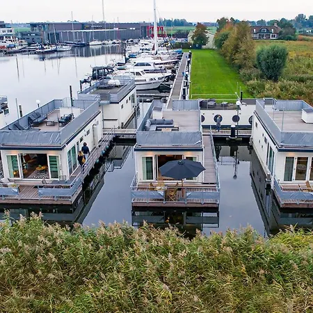 Stunning Ship In With Harbor View Botel *